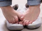 3 Tips Mudah untuk Mengatasi Bau Kaki saat Pakai Sepatu 
