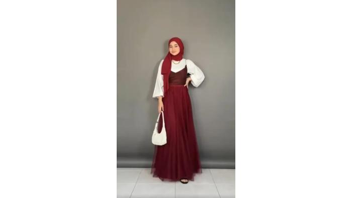 Blouse Putih dengan Outer Dress Tank Top Merah - Inspirasi Outfit Merayakan HUT RI ke-79 (sumber: Youtube inikiranaaa_)