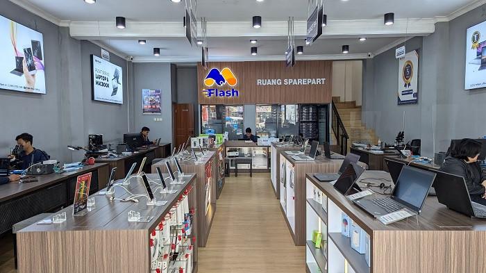 Ilustrasi Service di MFlash Service Center Smartphone & Laptop. (Dok. MFlash)