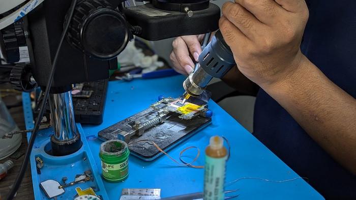 Ilustrasi Service di MFlash Service Center Smartphone & Laptop. (Dok. MFlash)