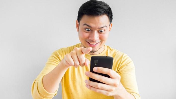 Ilustrasi orang sedang menggunakan HP. (Thinkstock)