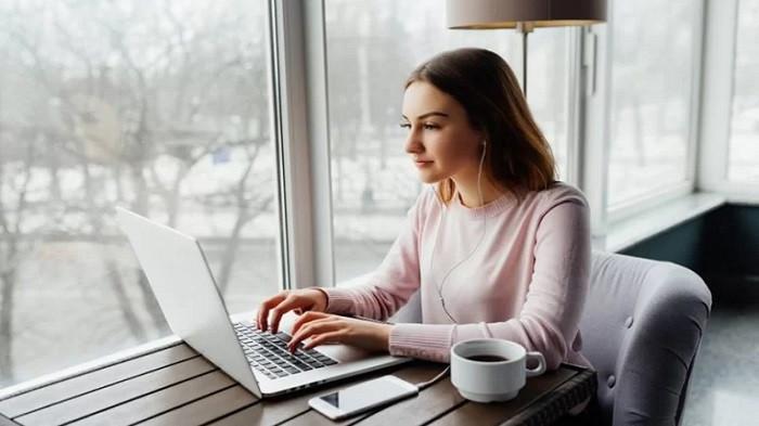 Ilustrasi orang sedang menggunakan Laptop. (Thinkstock)