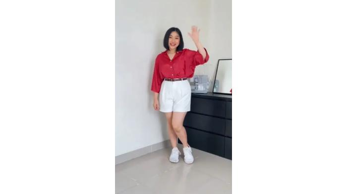 Kemeja Oversize Silk Merah dengan Shorts Putih - Inspirasi Outfit Merayakan HUT RI ke-79 (sumber: benebeingbene)