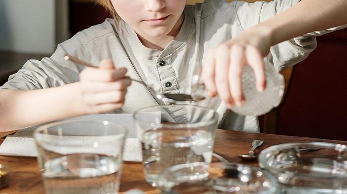 Ilustrasi cuka putih yang berguna untuk mengusir kecoa di rumah. (pexels.com)