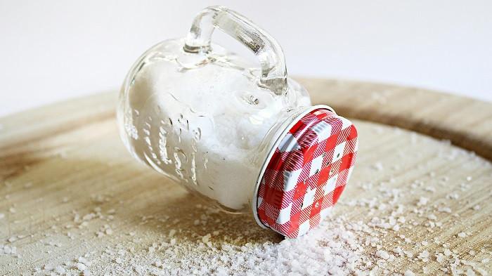 Ilustrasi garam yang berguna untuk mengusir kecoa di rumah. (pexels.com)