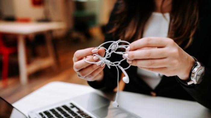 Menggulung kabel sembarangan | Tribunnews.com