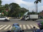 10 Cara Aman Berkendara Motor di Persimpangan Jalan, Pastikan Keselamatan Terjaga!