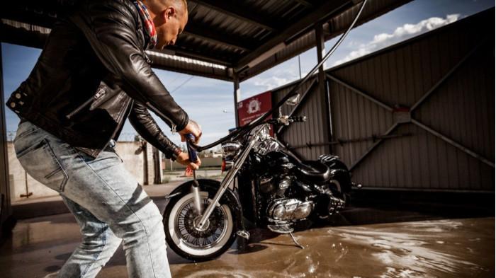 4 Bahaya Mencuci Motor saat Mesin Masih Panas, Jangan Sembarangan!