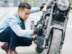 4 Cara Mengerem Motor agar Terhindar dari Selip dan Oleng, Jangan Rem Mendadak!