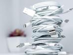 4 Langkah Bersihkan Kabel Charger HP, Dijamin Terbebas dari Debu