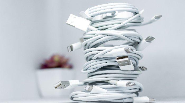 4 Langkah Bersihkan Kabel Charger HP, Dijamin Terbebas dari Debu