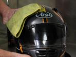 5 Tips Merawat dan Mencuci Helm Sendiri di Rumah saat Musim Hujan