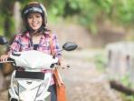 8 Tips Memilih Helm Motor yang Tidak Merusak Gaya Rambut Wanita
