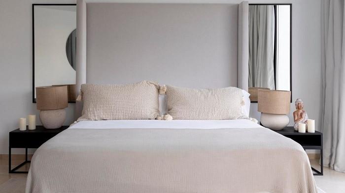 Ide dekorasi sudut kosong di kamar dengan meletakkan karya seni pahatan | foto freepik