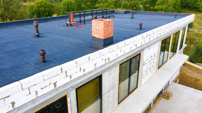 Ilustrasi Atap Datar Dalam Proses Tahapan Pembangunan. (Gouge Quality Roofing)