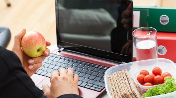 Ilustrasi Camilan yang Cocok Menemani Kamu Disaat Sedang Bekerja. (Thinker Ventures)