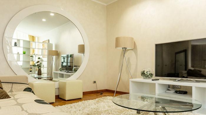 Ilustrasi Cermin yang Terdapat Pada Ruang Keluarga. (Mirror Shop)