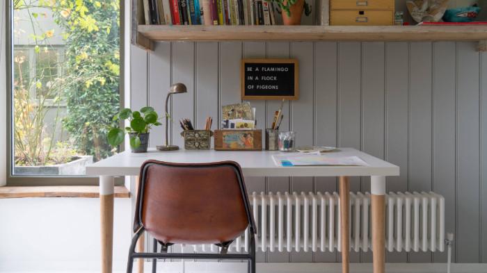 Ilustrasi Furnitur yang Tepat Apabila Balkon Kamu Dijadikan sebagai Ruangan untuk Bekerja