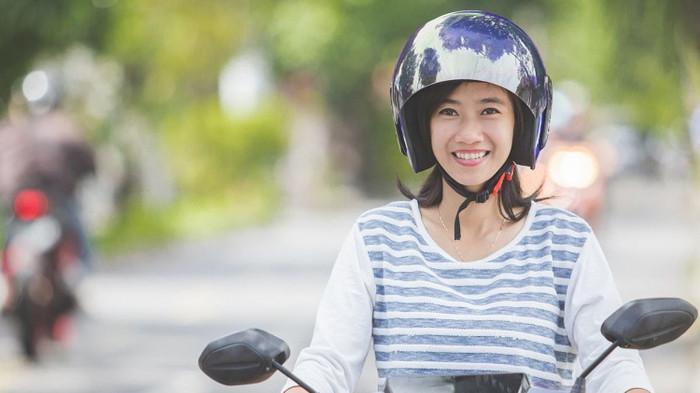 Ilustrasi Gaya Rambut Wanita yang Tepat Ketika Menggunakan Helm. (Kompas Otomotif)