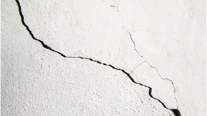 Ilustrasi Kondisi Tembok yang Mengalami Retak Rambut. (Kompas Properti)