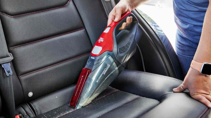Ilustrasi Mesin Penyedot Debu Untuk Mobil. (People / Dera Burreson)