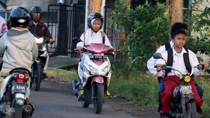 Ilustrasi Seorang Siswa SD sedang Mengendarai Sepeda Motor. (Tribunnews.com)