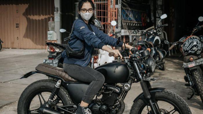 Ilustrasi Seorang Wanita Sedang Menunggangi Motor Custom. (GridOto.com)