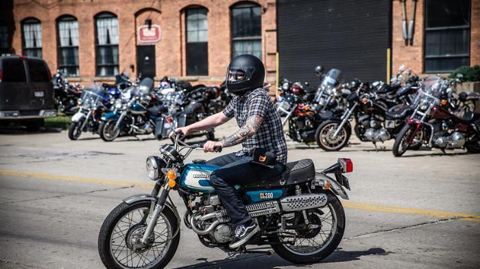 Ilustrasi Seseorang sedang Mengendarai Motor Custom. (Lowbrow Customs)
