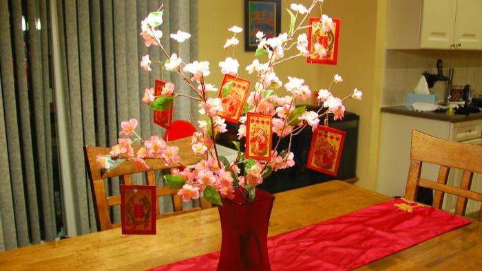 Ilustrasi Vas Bunga dengan Nuansa Imlek. (Chinese American Family)