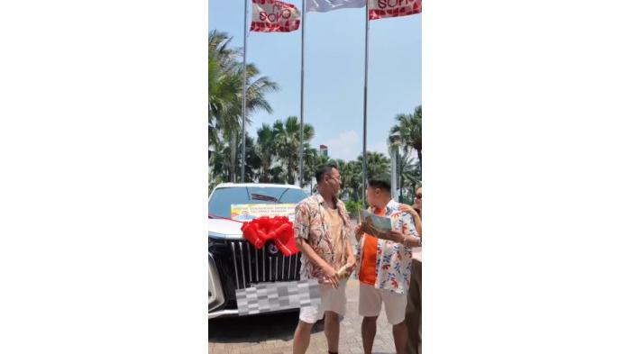 Terlihat Irfan Hakim terkejut mendapatkan kado mobil listrik Denza D9 dari Raffi Ahmad | Instagram @irfanhakim