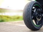 6 Cara Mengatasi Ban Belakang Motor Goyang agar Kembali Stabil