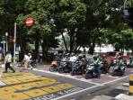 Kelihatannya Sepele, Tapi 3 Hal Ini Bisa Memperpendek Umur Motor Matik Ketika Berhenti di Lampu Merah