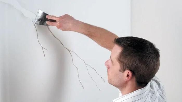 Tangani Retakan dan Kelembapan Dinding