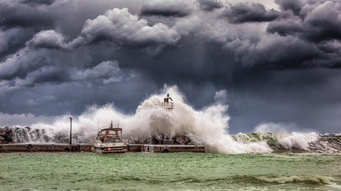 Ilustrasi Cuaca Ekstrem di Sekitaran Pantai. (Tribunnews.com)
