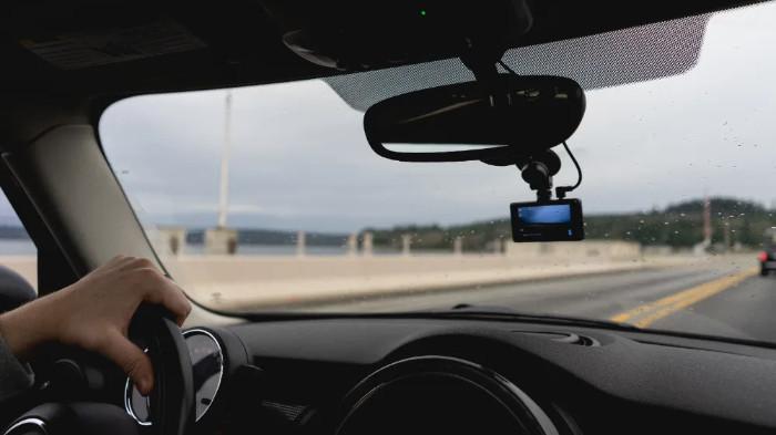 Ilustrasi Dashcam yang Terpasang Pada Spion Mobil. (River Run Law)