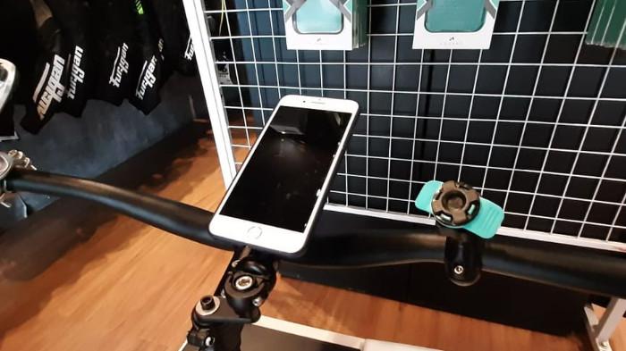 Ilustrasi Holder HP yang Diletakkan pada Setang Kendaraan. (Kompas Otomotif)