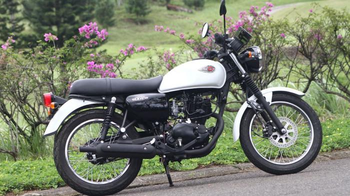 Ilustrasi Kawasaki W175 Berwarna Putih. (Kompas Otomotif)