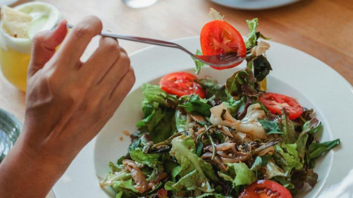 Ilustrasi Makanan dan Minuman Menyehatkan yang Pas untuk Dikonsumsi Sebelum Melakukan Touring. (pexels.com)