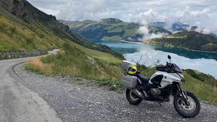 Ilustrasi Menikmati Serunya Perjalanan Pada Saat Touring. (Mad or Nomad)