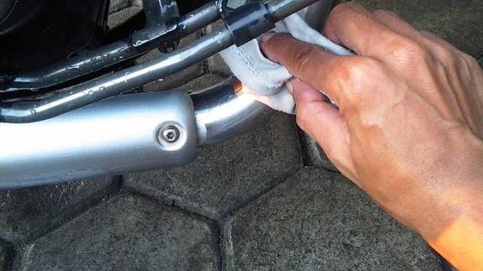 Ilustrasi Mmebersihkan Knalpot Motor