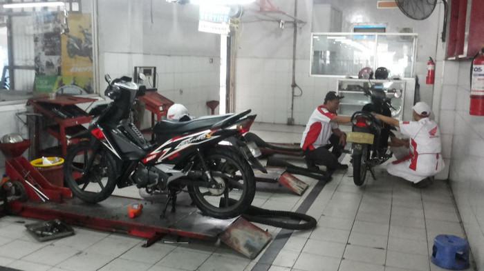 Ilustrasi Motor Bebek yang Sedang Di Servis. (Kompas Otomotif)