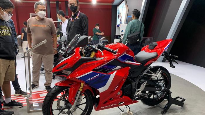 Ilustrasi Motor Honda CBR150R Yang Terpampang pada Showroom. (Kompas Otomotif)