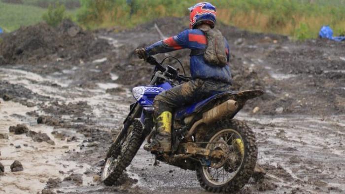 Ilustrasi Motor Trail yang sedang Melintasi Jalan Berlumpur. (Kompas Otomotif)