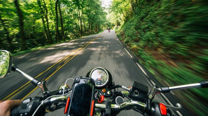 Ilustrasi POV Sebagai Motovlogger. (Travel Vlogging Equipment)