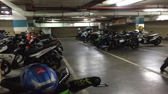 Ilustrasi Parkir Motor Aman dari Hujan