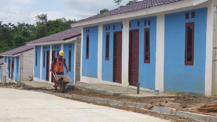 Ilustrasi Pekerja Konstruksi sedang Melewati Area Rumah Subsidi. (Kompas.com)