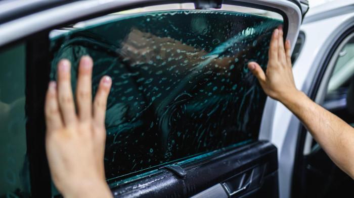 Ilustrasi Pemasangan Kaca Film Mobil. (Maximum Shade Tinting)