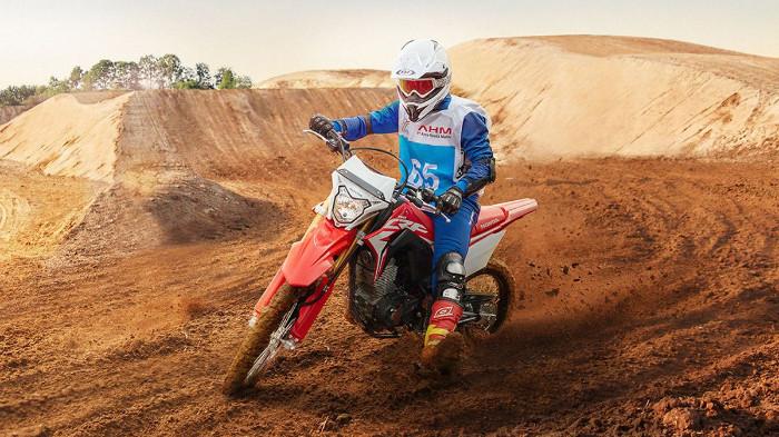 Ilustrasi Pengendara Motor Trail sedang Melewati Jalan Tanah. (Kompas Otomotif)