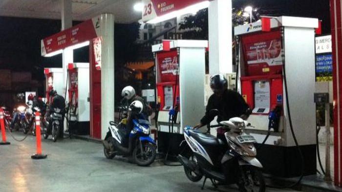 Ilustrasi Pengendara Motor sedang Mengantri Bahan Bakar Motor. (GridOto.com)