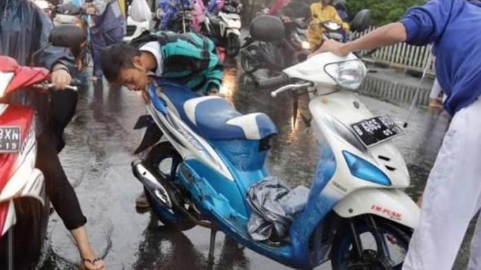 Ilustrasi Pengendara Yang sedang Mengalami Kendala Pada Motornya. (Kompas Otomotif)